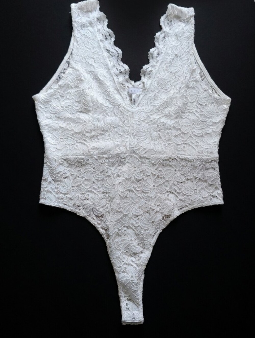 Leith White Lace V‑Neck Bodysuit